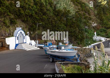 Le petit port de pêche de Vila Nova à Terceira, Açores. Banque D'Images