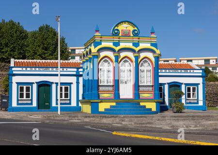 Les Impérios de l'île de Terceira, aux Açores, sont de petites chapelles peintes colorées, dispersées dans toute l'île, chacune dédiée à l'esprit Saint. Banque D'Images