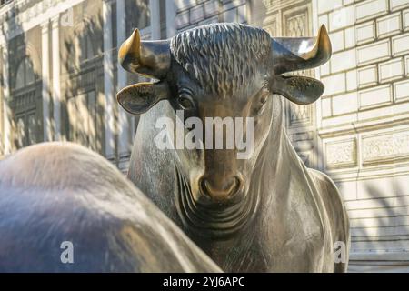 Bronzeskulptur, bulle, Deutsche Börse, Börsenplatz, Francfort-sur-le-main, Hesse, Deutschland *** sculpture de bronze, Bull, Bourse allemande, place de la Bourse, Francfort-sur-le-main, Hesse, Allemagne Banque D'Images