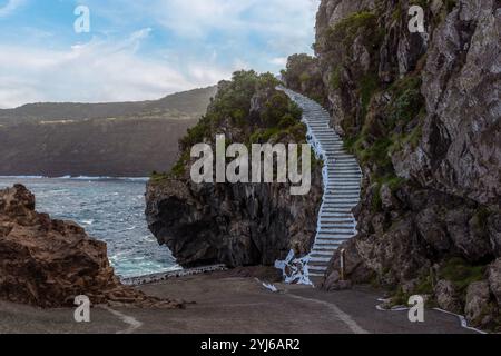 Ponta do Queimado est un promontoire sur l'île de Terceira aux Açores. Il marque le point le plus à l'ouest de l'île. Banque D'Images