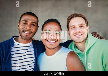 Divers hommes sourient à la caméra profiter ensemble. LGBT, gay, concept d'amitié pour l'égalité Banque D'Images