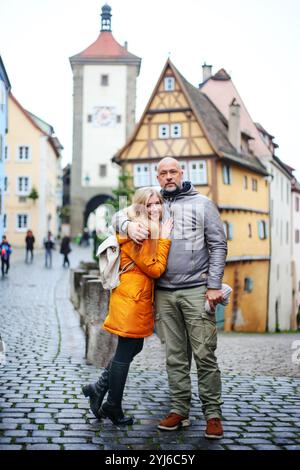 Couple amoureux à Rothenburg od de Tauber Allemagne Banque D'Images