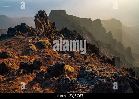 Le soleil tôt le matin illumine le plateau est de Steens Mountain, au sud-est de l'Oregon. Banque D'Images