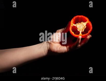 poivron tranché à la main sur fond noir Banque D'Images