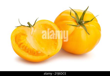 chemin de tomate jaune en tranches isolé sur blanc Banque D'Images