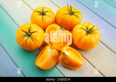 tomate jaune tranchée sur fond de bois Banque D'Images