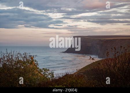 Vue de dessus de falaise à travers la baie à Hunt Cliff dans la lumière du soir, Saltburn, Teesside, Angleterre. Banque D'Images
