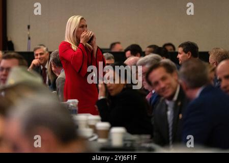 La représentante des États-Unis Marjorie Taylor Greene (républicaine de Géorgie) prend un appel téléphonique à l'hôtel Hyatt Regency lors d'une réunion avec les républicains de la Chambre des représentants des États-Unis et le président élu Donald Trump à Washington, DC, le 13 novembre 2024. Crédit : Allison Robbert/piscine via CNP Banque D'Images