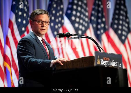 Washington, Vereinigte Staaten. 13 novembre 2024. Le Président de la Chambre des représentants des États-Unis Mike Johnson (républicain de Louisiane) prend la parole lors d'une réunion avec des républicains de la Chambre à l'hôtel Hyatt Regency à Washington, DC, le 13 novembre 2024. Crédit : Allison Robbert/Pool via CNP/dpa/Alamy Live News Banque D'Images