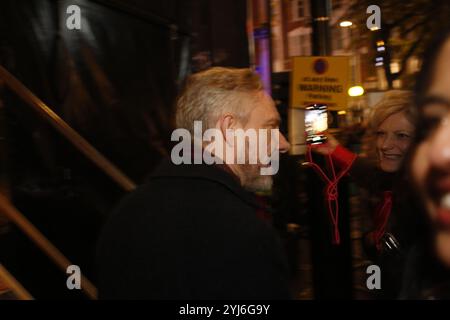13 novembre 2024, Londres, Royaume-Uni un début précoce pour Noël à Londres foires et lumières de Noël mars 13 novembre comme le début de Noël à Marylebone et comme Spitalfields Market. À Marylebone, l'acteur Martin Freeman rencontre des fans après avoir allumé les lumières. Crédit photo : Roland Ravenhill/Alamy Banque D'Images
