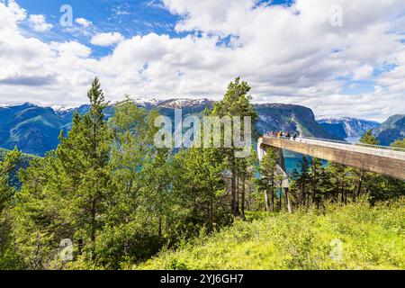 Vue de la plate-forme d'observation Stegastein sur l'Aurlandsfjord en Norvège. Banque D'Images