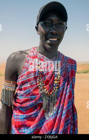 Masaai homme avec collier de perles et vêtements traditionnels Banque D'Images