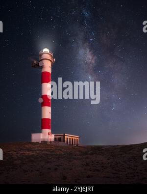 Voie lactée sur le phare à Tenerife, Espagne Banque D'Images