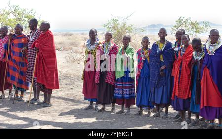 Hommes et femmes Massaï dans le nord de la Tanzanie, Afrique de l'est Banque D'Images