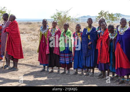 Hommes et femmes Massaï dans le nord de la Tanzanie, Afrique de l'est Banque D'Images