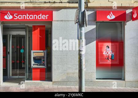 Montcada i Reixac. Espagne - 13 novembre 2024 : succursale bancaire de Santander avec son design moderne distinct et son logo rouge proéminent. Il met en évidence les branches Banque D'Images