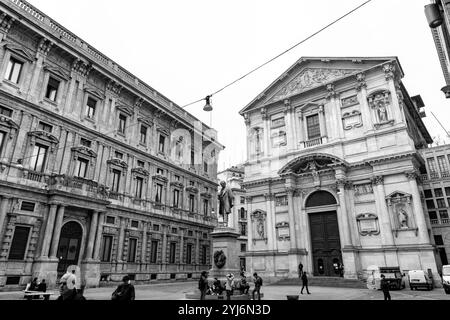 Milan, Italie - 30 Mars 2022 : Piazza San Fedele est situé dans le centre de Milan, accueillant l'église de San Fedele, statue d'Alessandro Manzoni et Banque D'Images