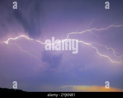 La tempête avec un orage au-dessus de Prague - Pruhonice, le 27 juin 2022 Banque D'Images