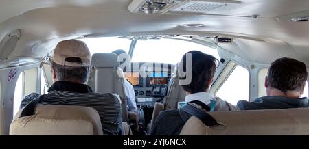 Pilote et passagers sur petit avion Banque D'Images