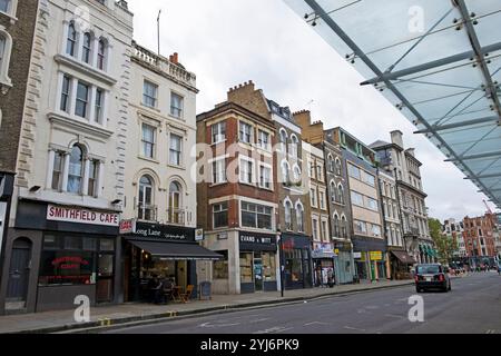 Vue des bâtiments, petite boutique, cafés sur la rue vide de long Lane en face du marché Smithfield dans la ville de Londres Angleterre Royaume-Uni Grande-Bretagne 2024 KATHY DEWITT Banque D'Images