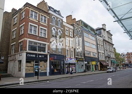 Vue des bâtiments, petite boutique, cafés sur la rue vide de long Lane en face du marché Smithfield dans la ville de Londres Angleterre Royaume-Uni Grande-Bretagne 2024 KATHY DEWITT Banque D'Images