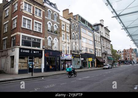 Vue des bâtiments, petite boutique, cafés sur la rue vide de long Lane en face du marché Smithfield dans la ville de Londres Angleterre Royaume-Uni Grande-Bretagne 2024 KATHY DEWITT Banque D'Images