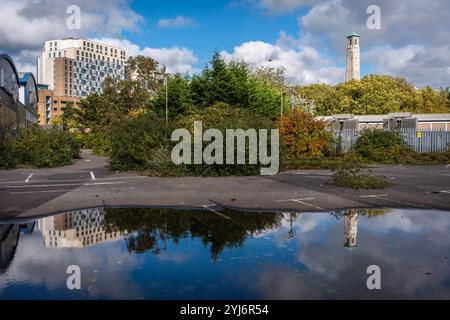 Centre ville de Southampton Toys R US site paysage urbain automnal avec la tour de l'horloge du Civic Centre reflétée dans une flaque d'eau, Southampton, Hampshire, Angleterre, Royaume-Uni Banque D'Images