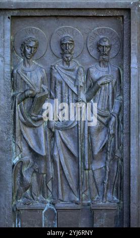 PUERTA DE BRONCE-DET APOSTOLES. AUTEUR : CRUZ SOLIS FERNANDO. LIEU : VALLE DE LOS CAIDOS. CUELGAMUROS. MADRID. ESPAGNE. SAN JUAN EVANGELISTA Y APOSTOL. SANTO TOMAS APOSTOL. SANTIAGO ALFEO EL MENOR. Banque D'Images