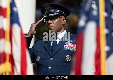 Washington, États-Unis d'Amérique. 11 novembre 2024. U. Le président des chefs d'état-major interarmées, le général Charles Q. Brown, Jr. rend les honneurs lors de l'hymne national honorant la Journée des vétérans, au Tomb of the Unknown Soldier, cimetière national d'Arlington, le 11 novembre 2024 à Arlington, Virginie. Crédit : Elizabeth Fraser/photo de l'armée américaine/Alamy Live News Banque D'Images