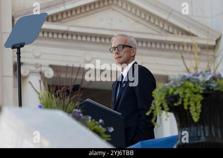 Washington, États-Unis d'Amérique. 11 novembre 2024. U. Le secrétaire aux anciens combattants, Denis McDonough, prononce une allocution à l'occasion de la 71e célébration annuelle de la Journée nationale des anciens combattants dans l'amphithéâtre Memorial du cimetière national d'Arlington, le 11 novembre 2024 à Arlington, en Virginie. Crédit : Elizabeth Fraser/photo de l'armée américaine/Alamy Live News Banque D'Images