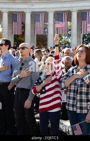 Washington, États-Unis d'Amérique. 11 novembre 2024. Les membres du public se joignent à chanter le U.. Hymne national lors de la 71e célébration annuelle de la Journée nationale des anciens combattants dans l'amphithéâtre Memorial, cimetière national d'Arlington, le 11 novembre 2024 à Arlington, Virginie. Crédit : Sgt. Samantha Cate/US Army photo/Alamy Live News Banque D'Images