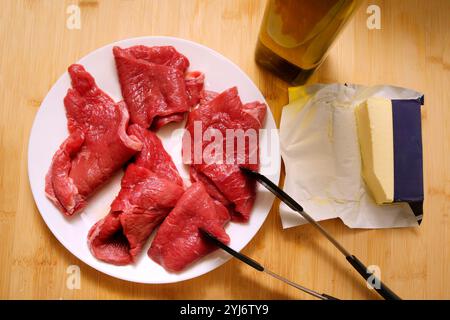 vue de dessus de l'assiette avec des steaks de viande rouge avec du beurre et de l'huile d'olive Banque D'Images