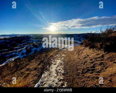 Belle vue panoramique sur le paysage par une journée ensoleillée d'hiver en décembre à Colorado Springs, Colorado, États-Unis Banque D'Images