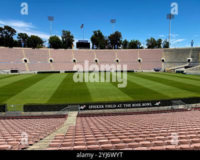 Terrain de football Rose Bowl Stadium lors d'une belle journée d'été ensoleillée à Pasadena, Californie, États-Unis Banque D'Images