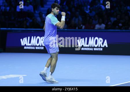 Turin, Italie. 13 novembre 2024. Carlos Alcaraz, d'Espagne, célèbre lors du match de la phase de groupes en simple masculin contre Andrey Rublev, de Russie, le quatrième jour de la finale Nitto ATP 2024 à l'Inalpi Arena. Crédit : SOPA images Limited/Alamy Live News Banque D'Images