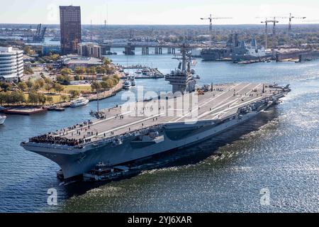 Norfork, États-Unis. 12 novembre 2024. Le porte-avions USS George H. W. Bush de classe Nimitz de l'US Navy traverse la rivière Elizabeth au départ du Norfolk Naval Shipyard, le 12 novembre 2024 à Norfork, en Virginie. Le super-transporteur est en cours de test avant déploiement suite à la maintenance et aux améliorations. Crédit : MC2 Samuel Wagner/US Navy/Alamy Live News Banque D'Images