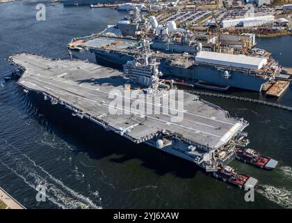 Norfork, États-Unis. 12 novembre 2024. Le porte-avions USS George H. W. Bush de classe Nimitz de l'US Navy est poussé hors de son poste d'amarrage alors qu'il quitte Norfolk Naval Shipyard, le 12 novembre 2024 à Norfork, en Virginie. Le super-transporteur est en cours de test avant déploiement suite à la maintenance et aux améliorations. Crédit : MC2 Samuel Wagner/US Navy/Alamy Live News Banque D'Images