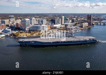 Norfork, États-Unis. 12 novembre 2024. Le porte-avions USS George H. W. Bush de classe Nimitz de l'US Navy traverse la rivière Elizabeth au départ du Norfolk Naval Shipyard, le 12 novembre 2024 à Norfork, en Virginie. Le super-transporteur est en cours de test avant déploiement suite à la maintenance et aux améliorations. Crédit : MC2 Samuel Wagner/US Navy/Alamy Live News Banque D'Images