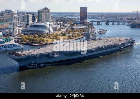 Norfork, États-Unis. 12 novembre 2024. Le porte-avions USS George H. W. Bush de classe Nimitz de l'US Navy traverse la rivière Elizabeth au départ du Norfolk Naval Shipyard, le 12 novembre 2024 à Norfork, en Virginie. Le super-transporteur est en cours de test avant déploiement suite à la maintenance et aux améliorations. Crédit : MC2 Samuel Wagner/US Navy/Alamy Live News Banque D'Images