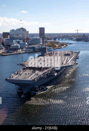 Norfork, États-Unis. 12 novembre 2024. Le porte-avions USS George H. W. Bush de classe Nimitz de l'US Navy traverse la rivière Elizabeth au départ du Norfolk Naval Shipyard, le 12 novembre 2024 à Norfork, en Virginie. Le super-transporteur est en cours de test avant déploiement suite à la maintenance et aux améliorations. Crédit : MC2 Samuel Wagner/US Navy/Alamy Live News Banque D'Images