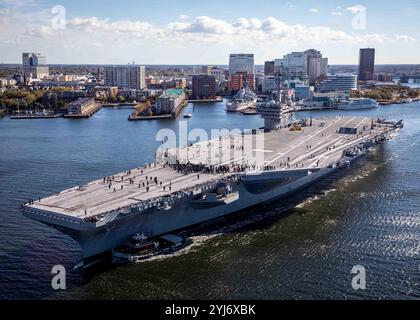 Norfork, États-Unis. 12 novembre 2024. Le porte-avions USS George H. W. Bush de classe Nimitz de l'US Navy traverse la rivière Elizabeth au départ du Norfolk Naval Shipyard, le 12 novembre 2024 à Norfork, en Virginie. Le super-transporteur est en cours de test avant déploiement suite à la maintenance et aux améliorations. Crédit : MC2 Samuel Wagner/US Navy/Alamy Live News Banque D'Images