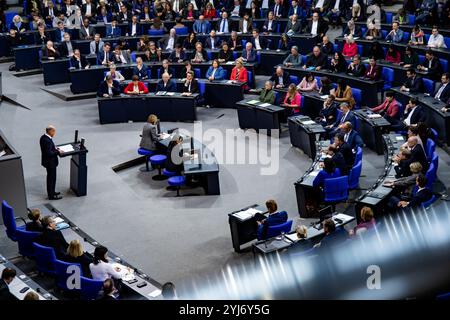 Berlin, Deutschland. 13 novembre 2024. Une vue d'ensemble montre la séance plénière à la chambre basse du Parlement Bundestag lors du discours du chancelier allemand Olaf Scholz à Berlin, Allemagne, le 13 novembre 2024. (Photo par Emmanuele Contini/NurPhoto) crédit : NurPhoto SRL/Alamy Live News Banque D'Images