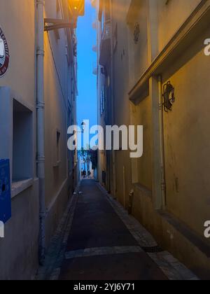 petite rue à l'océan Banque D'Images