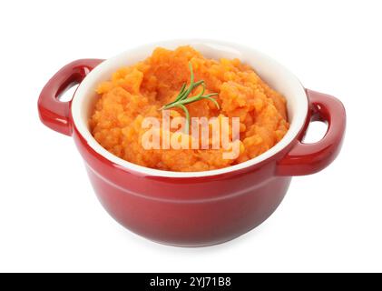 Savoureuse purée de patate douce au romarin en pot isolé sur blanc Banque D'Images