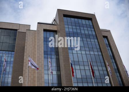 Façade du siège social de la compagnie pétrolière Lukoil sur le boulevard Sretensky à Moscou, Russie Banque D'Images