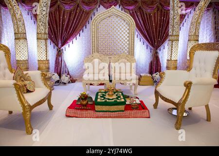 Mandap traditionnel de mariage indien avec des outils de cérémonie hindous et un décor rituel sacré Banque D'Images