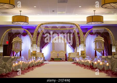 Configuration Mandap de mariage indien traditionnelle avec décor et altarx sacré Banque D'Images