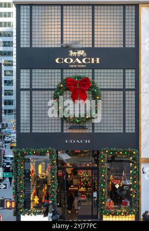 Coach est un magasin de mode haut de gamme sur la cinquième Avenue, 2024, New York City, États-Unis Banque D'Images