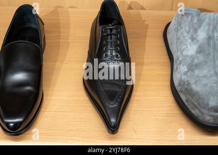 Rayon de chaussures de créateurs pour homme dans le magasin phare de Bloomingdale à New York, États-Unis 2024 Banque D'Images