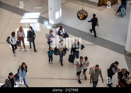 L'aéroport de la Guardia est une plaque tournante aérienne très fréquentée à New York, USA 2024 Banque D'Images
